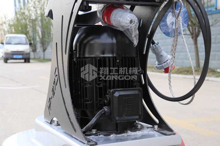 拋光機(jī)是為了讓地面表面有光澤，需要先研磨后才可以拋光。拋光分為粗拋和精拋，這時(shí)候可以使用拋光機(jī)，配合拋光墊，提高地面的光澤度。高速地坪拋光機(jī)讓你輕松完成地坪拋光工作，提高地坪亮度。
